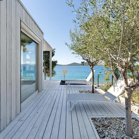 Spirit One Buqez - 1st Sea Line By Villa Drage